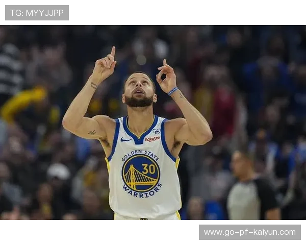 库里连续命中三记三分，勇士反超比分