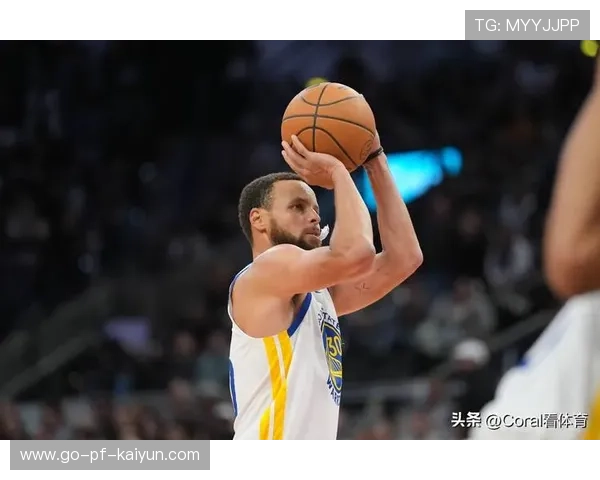 NBA勇士切入分球打开空间的进攻艺术